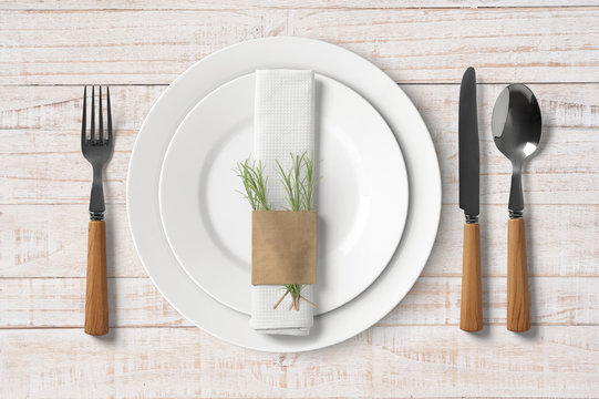 Schlichtes Tischgedeck auf  rustikalem Holztisch  - Essen und Küche