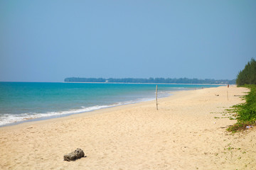 Fototapeta na wymiar idyllischer, tropischer Strand von Khao Lak, Thailand