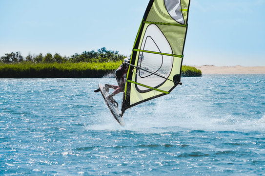 Windsurfer/Surfer springt