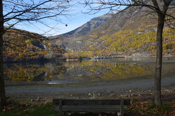 Vista de la presa del embalse de Eriste en oto&ntilde;o de 2016