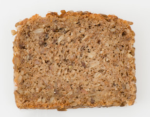 Scheibe Vollkornbrot auf weißem Hintergrund fotografiert