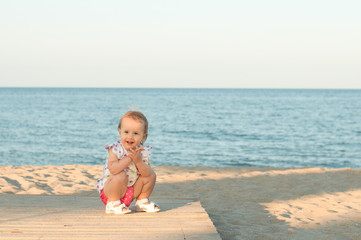 dziewczynka na slonecznej plazy © ludzik