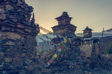 Photo sur Plexiglas Dhaulagiri Buddhist stupas connected with praying flags.
