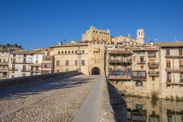 Obraz premium Historical bridge leading to the medieval city of Valderrobres