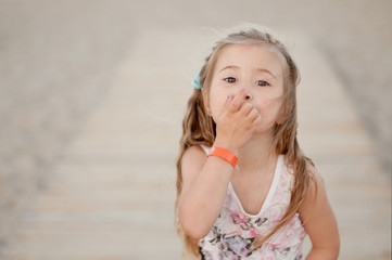 dziewczynka na plazy © ludzik