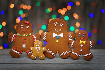 Obraz premium Christmas homemade gingerbread cookies on table
