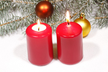 Adventskerzen, Schnee, Weinachtsdekoration, Tannengrün