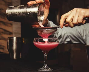 Barman faisant un cocktail