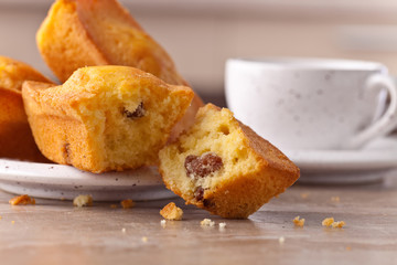 Cakes with raisins and coffee