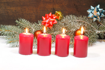 Adventskerzen, Schnee, Weinachtsdekoration, Tannengrün