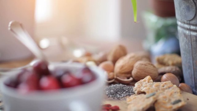 Superfood gesundes Fr&uuml;hst&uuml;ck / gesunde Mahlzeit aus Beeren, N&uuml;ssen und Cerialien