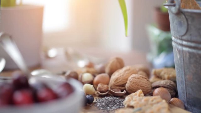 Superfood gesundes Fr&uuml;hst&uuml;ck / gesunde Mahlzeit aus Beeren, N&uuml;ssen und Cerialien