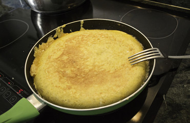 Potato omelette pan