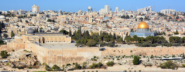 Panoramisch uitzicht op de oude stad van Jeruzalem en de Tempelberg, de Rotskoepel en de Al Aqsa-moskee vanaf de Olijfberg in Jeruzalem, Israël,