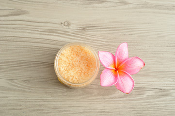 Obraz na płótnie Canvas Bath salt with a frangipani flower