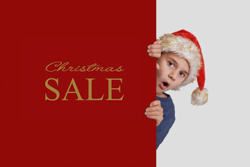 Junge mit Weihnachtsmütze wirbt für Weihnachtsangebot