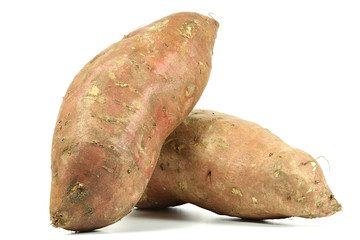 Süßkartoffeln aus biologischem Anbau isoliert auf weißem Hintergrund