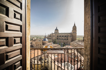 Balcón con vistas a la catedral de Salamanca - 127865499