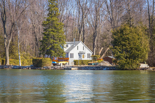 Cottage near lakeside