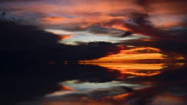 雨季のウユニ塩湖の落日
