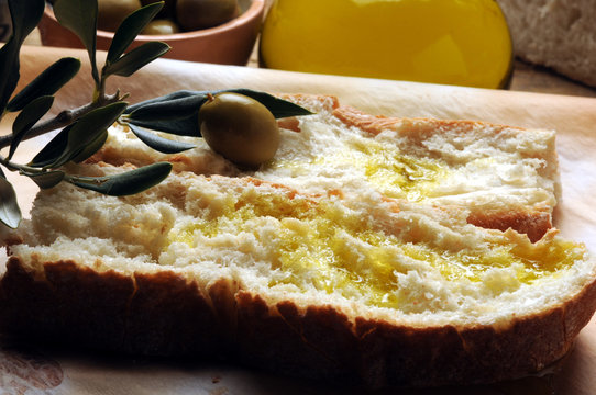 &Epsilon;&lambda;&alpha;&iota;ό&lambda;&alpha;&delta;&omicron; Olive oil Huile d'olive Olio di oliva Oliven&ouml;l Aceite de oliva Ulei de măsline Olej z oliwek Оливковое масло שמן זית Ol&iacute;vaolaj 橄欖油 