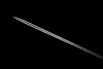 След от самолета на черном фон вверх