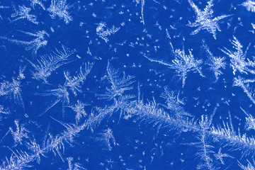 Снежный космос.\ Графика мороза на синем фоне,...