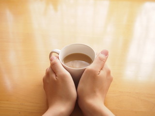 マグカップを持つ手
