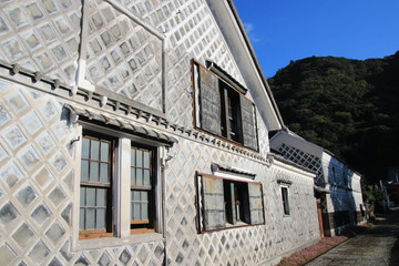 Fototapeta na wymiar 伝統的な鱗壁の建物