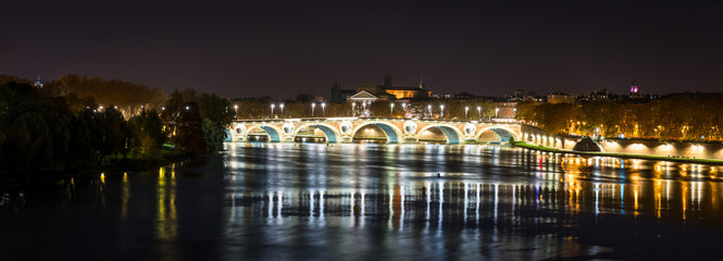Fototapeta na wymiar La Garonne et le Pont Neuf la nuit à Toulouse en Haute-Garonne, Midi-Pyrénées, Occitanie en France