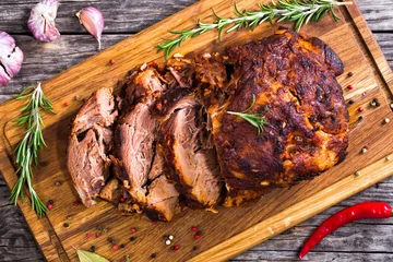 Foto auf Alu-Dibond Oven-Barbecued Pork shoulder, cut on slices on chopping board © myviewpoint