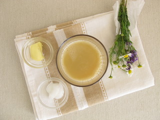 Morgentliches Kaffeegetränk mit Butter und Kokosöl