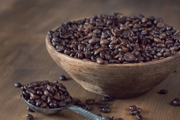 Holzschale mit gerösteten Kaffeebohnen