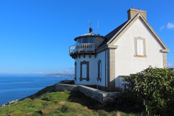 Fototapeta na wymiar Maison phare de la pointe du Millier à Beuzec Cap Sizun