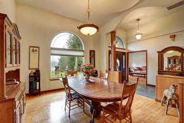  Bright dining room with views of the lake