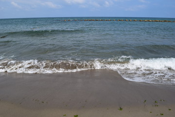 湯野浜海岸 ／ 山形県鶴岡市の湯野浜海岸は、非常にきれいな白砂が広がる海岸です。湯野浜は全国の名所の中から「日本の夕陽百選」にも選ばれたエリアで、日本海に沈む夕陽は大変素晴らしい景観です。湯野浜は日本海トップランクのリゾート地として、五感の全てを満たす多くの魅力にあふれたエリアです。