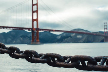 Naklejka premium Look over the chains at Golden Gates