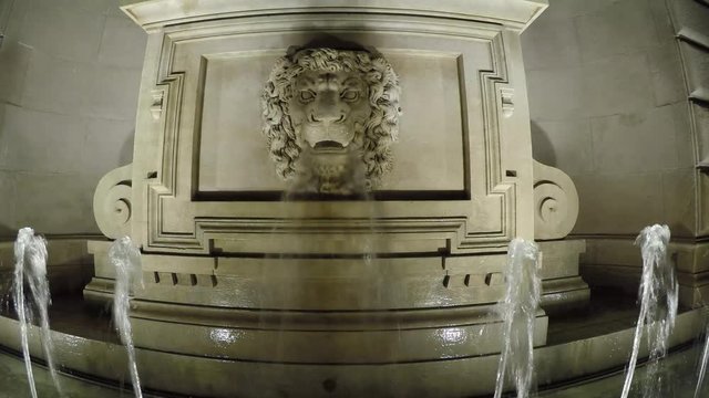 Fontana con testa di leone a Trieste-Italia in Piazza dell'Unit&agrave; d'Italia