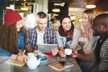 Students in cafe