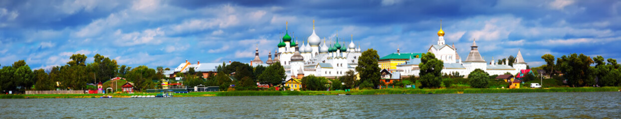 Fototapeta na wymiar rostov kremlin from water
