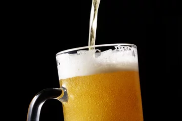 Deurstickers ジョッキにビールを注ぐ　Pouring beer into glass © Nishihama