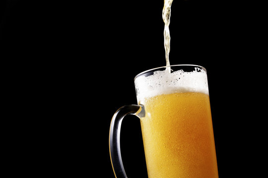 ジョッキにビールを注ぐ　Pouring beer into glass