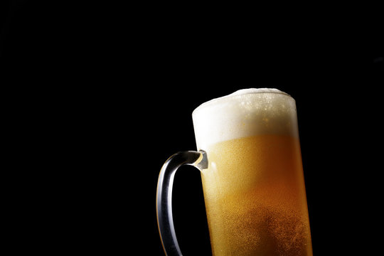 ジョッキにビールを注ぐ　Pouring beer into glass