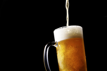 ジョッキにビールを注ぐ　Pouring beer into glass