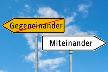 Wegweiser Gegeneinander und Miteinander