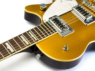 Guitarra eléctrica sobre fondo blanco