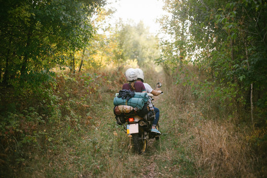 Una pareja en la moto en el bosque