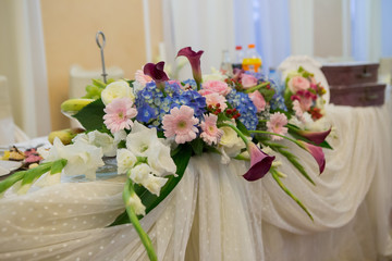 table floral arrangement grooms