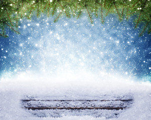 Weihnachtshintergrund, Schnee auf Holz unter Tanne