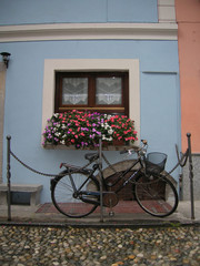 Fototapeta na wymiar Antica bicicletta parcheggiata